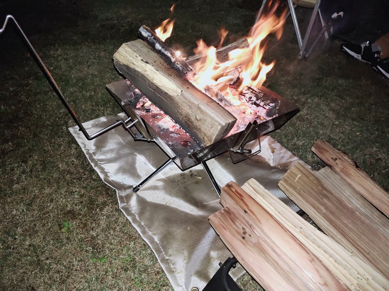 焚き火・BBQ・鉄板焼き・ダッチオーブン ユニフレームファイアグリルが 